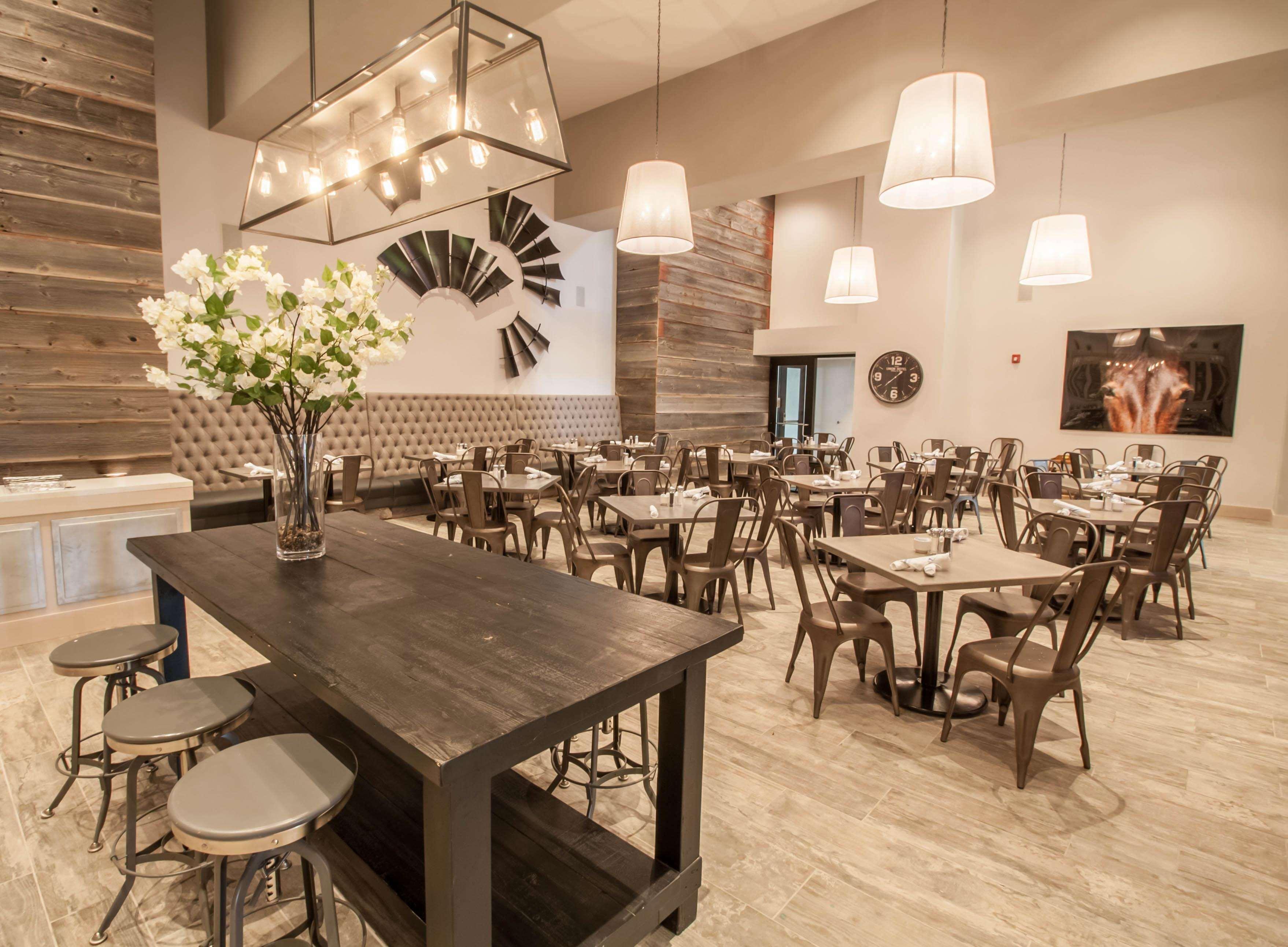 Hotel Renovo Des Moines Urbandale,Tapestry Collection Hilton Εξωτερικό φωτογραφία