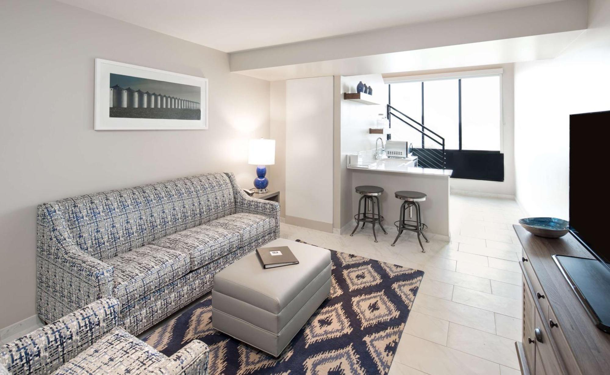 Hotel Renovo Des Moines Urbandale,Tapestry Collection Hilton Εξωτερικό φωτογραφία